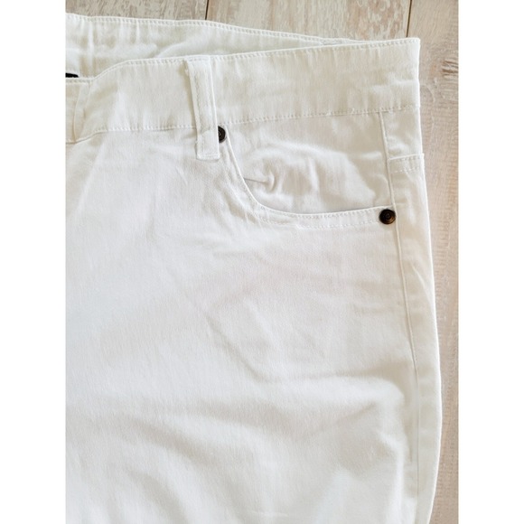 Las Olas 18 White‎ Denim Shorts Cuffed Hem Casual Summer NWT Pockets - Picture 4 of 9